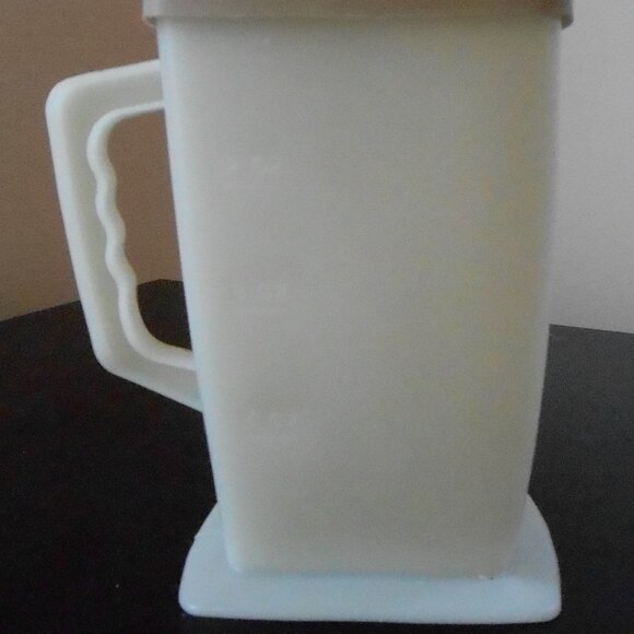 VTG Small White Mini 16oz Pouring Pitcher w/Tan Lid Handle Spout & Seal-1 Pint - Picture 2 of 6